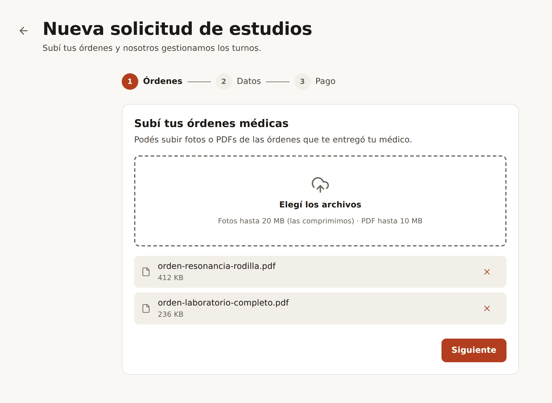 Pantalla de ByPass para pedir estudios: la nueva solicitud en el paso «Órdenes», con dos órdenes médicas cargadas (resonancia de rodilla y laboratorio completo) y el botón «Siguiente».